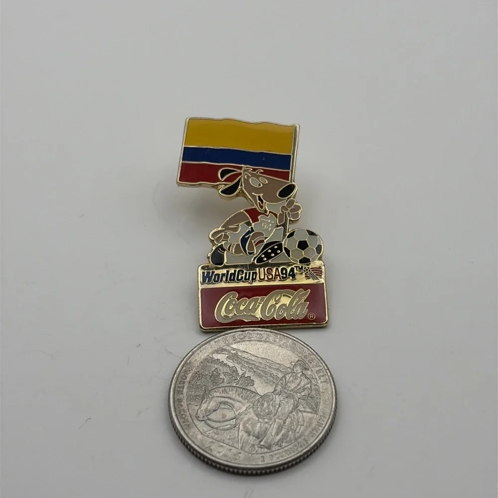 1994 USA World Cup Coca-Cola Stryker Dog Mascot‎ Colombia Flag Lapel Hat Pin